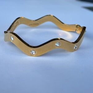 Gold Wave Pattern Bracelet with Modern Design